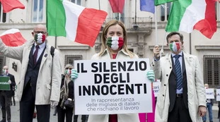 Giorgia Meloni, insulti vergognosi sul muro. Femministe e sinistra zitte, ma per la Bellanova...