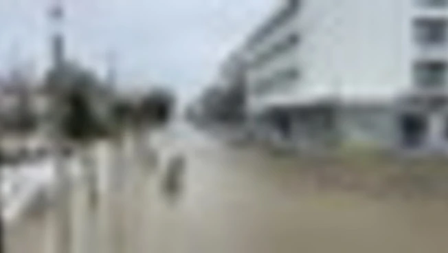 Strade allagate a sud di Lisbona dopo passaggio tempesta Leonardo