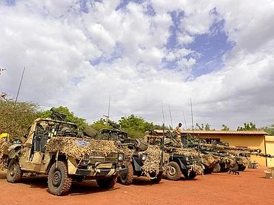 Mali, liberato l'aeroporto. Islamisti in fuga bruciano la biblioteca di Timbuctù