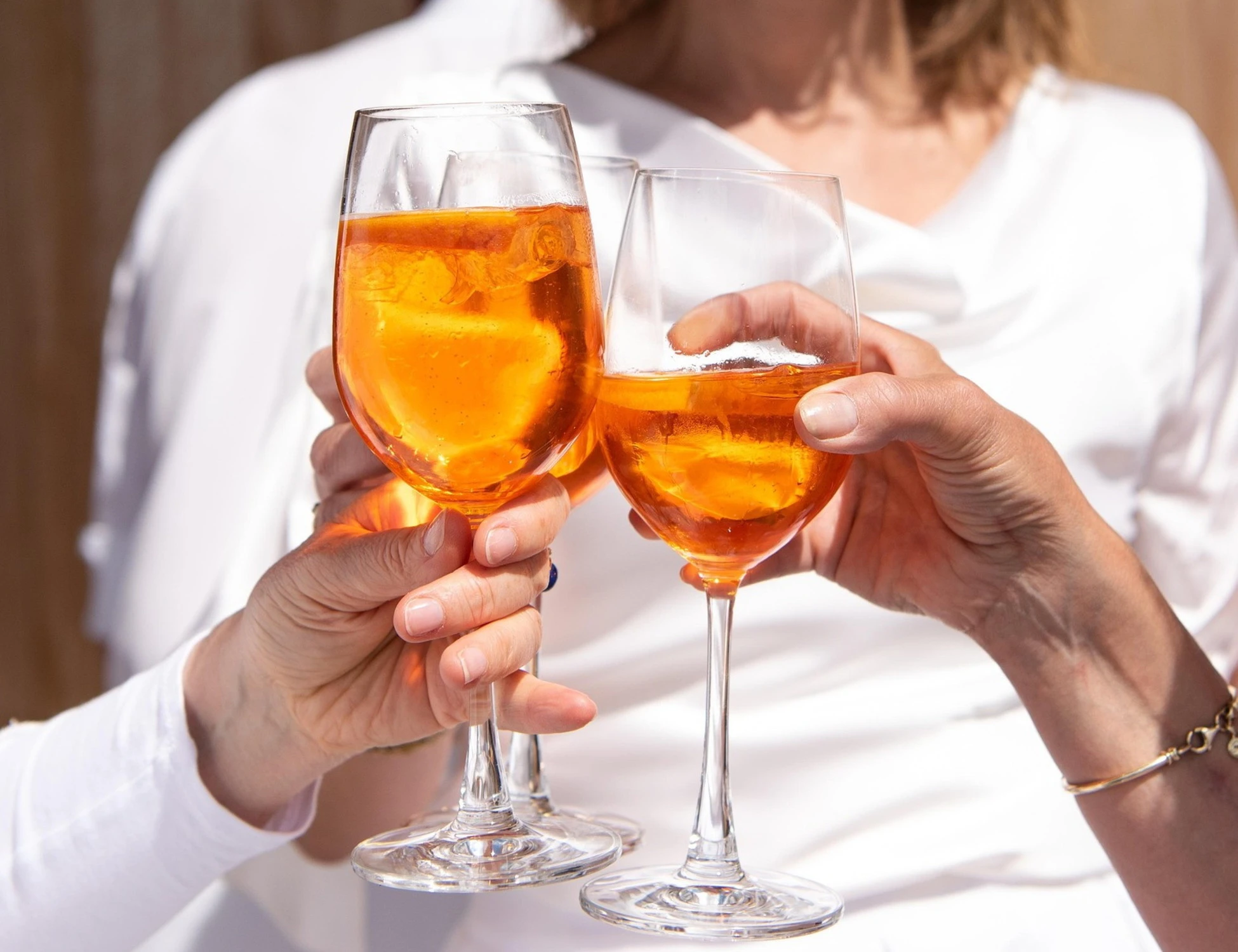 Venezia, sottomarche nelle bottiglie originali: scoppia il caso dello Spritz "tarocco"