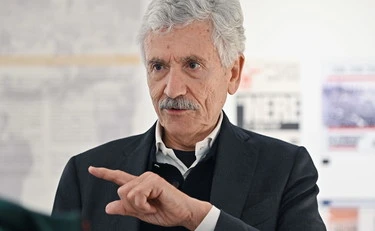 Massimo D'Alema, sfregio a Guccini: "Canzoni disperate, l'esatto opposto della sinistra"