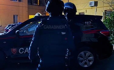 Bologna, aggredisce passanti e carabinieri con le forbici: chi è stato arrestato