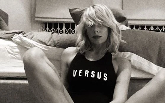 Alessia Marcuzzi a gambe aperte su Instagram, le vomitano addosso insulti: "Vergognati, pensa a tua figlia"