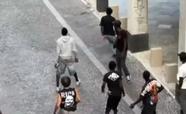 Lecco, bande di magrebini e africani si affrontano per strada: il video