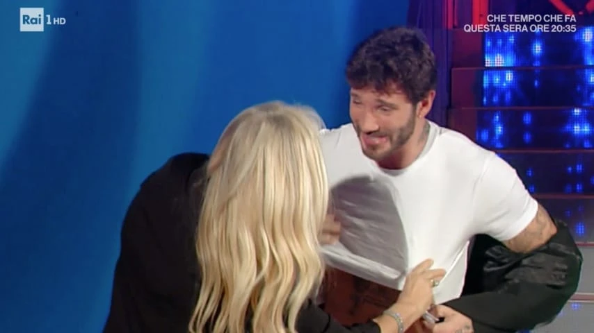 Domenica in, Mara Venier mette in imbarazzo Stefano De Martino: il dettaglio che lo inchioda