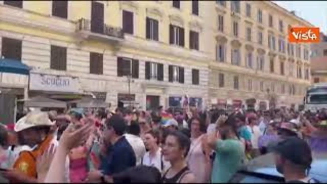 Una marea arcobaleno balla in strada Ymca al Pride di Roma