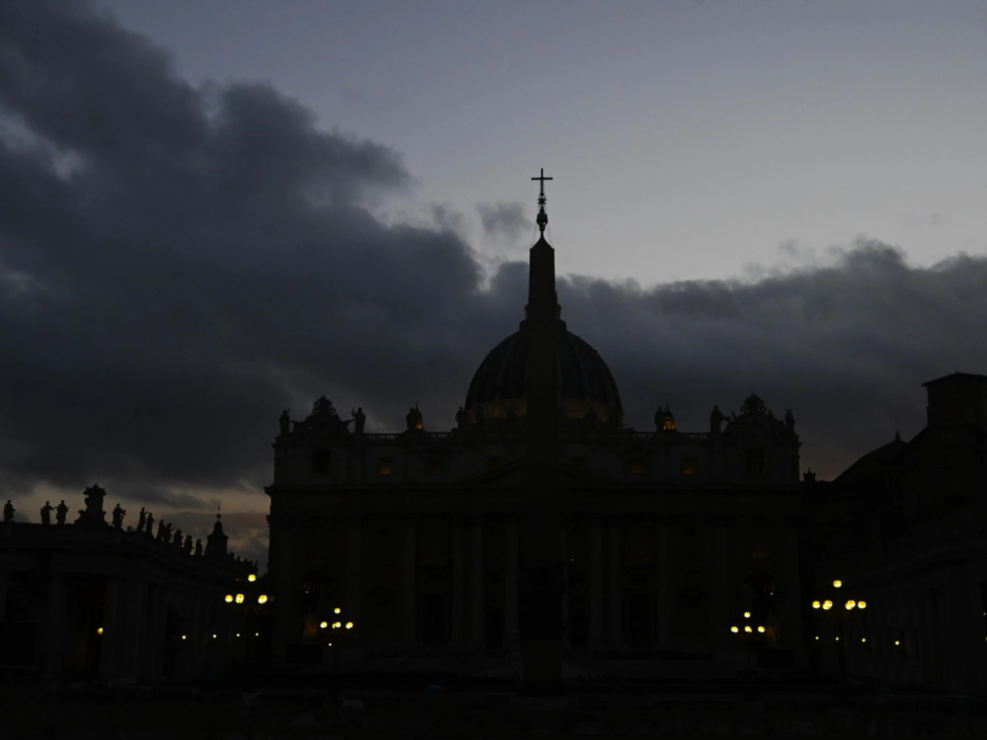 La donna misteriosa e l'anello di Bergoglio: scoppia il caso