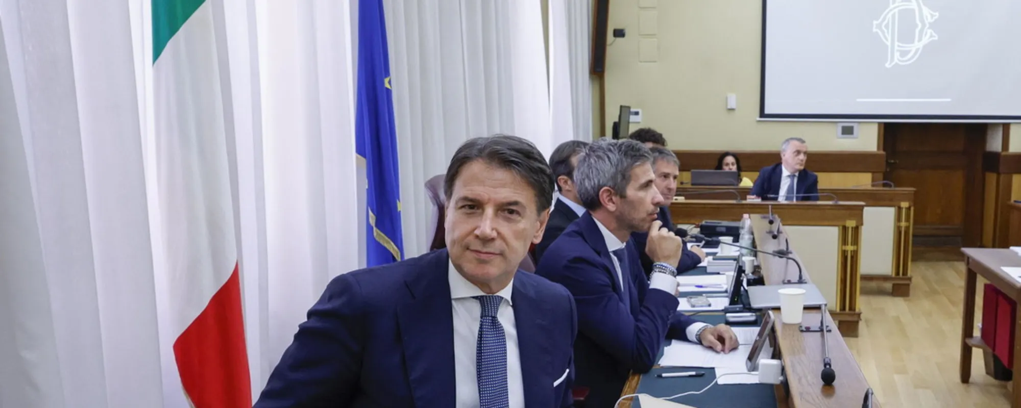 "Meloni regista degli attacchi, affrontiamoci senza mezzucci". Conte fa il comizio in Commissione