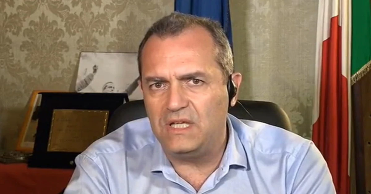 Luigi De Magistris pronto a rinunciare alla fascia da Sindaco: "Il governo faccia qualcosa"