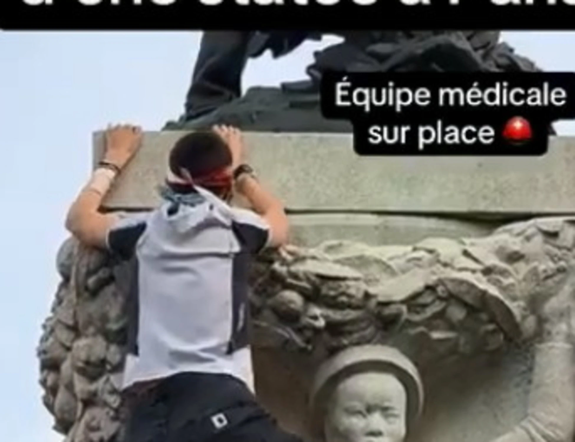 Parigi, pro-Pal scala una statua: finisce in disgrazia