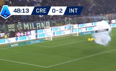 Cremonese-Inter, Audero colpito da un petardo in campo: si accascia a terra