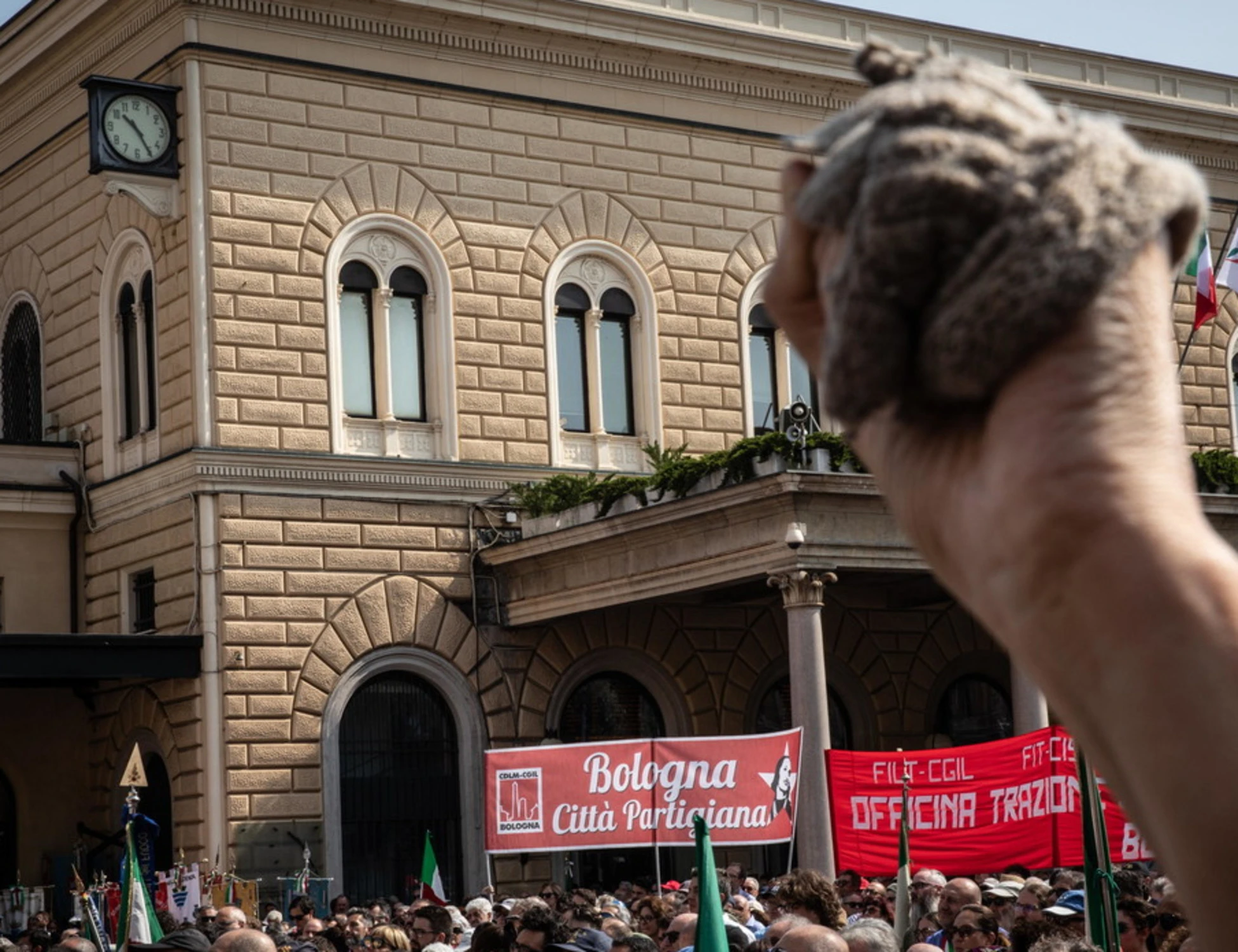 Strage di Bologna, accusano Meloni e Fratelli d'Italia per l'orrore del 2 agosto