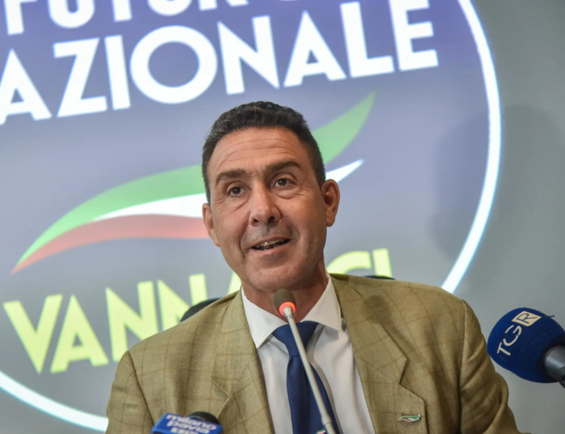 Leggi l'articolo: Chi sta per aderire a Futuro Nazionale: "Presto l'annuncio ufficiale", tam-tam impazzito