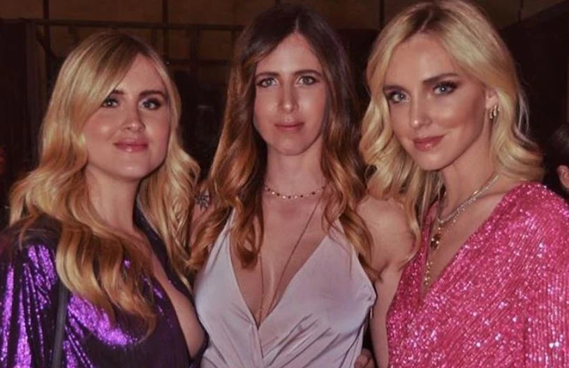 Chiara Ferragni, la valanga di insulti per la foto con le due sorelle: lei li asfalta tutti