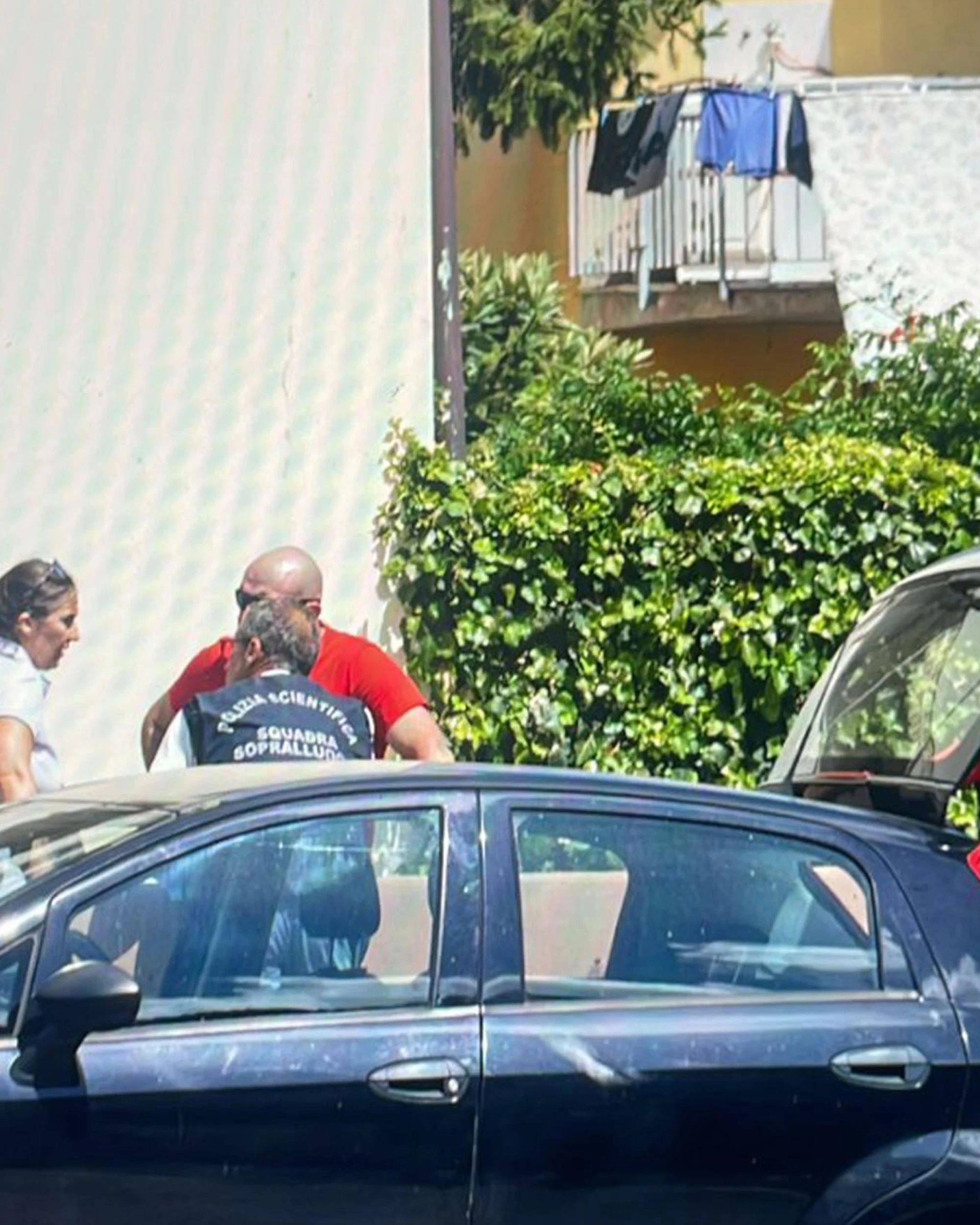 Pisa, guardia giurata spara alla moglie e poi si uccide