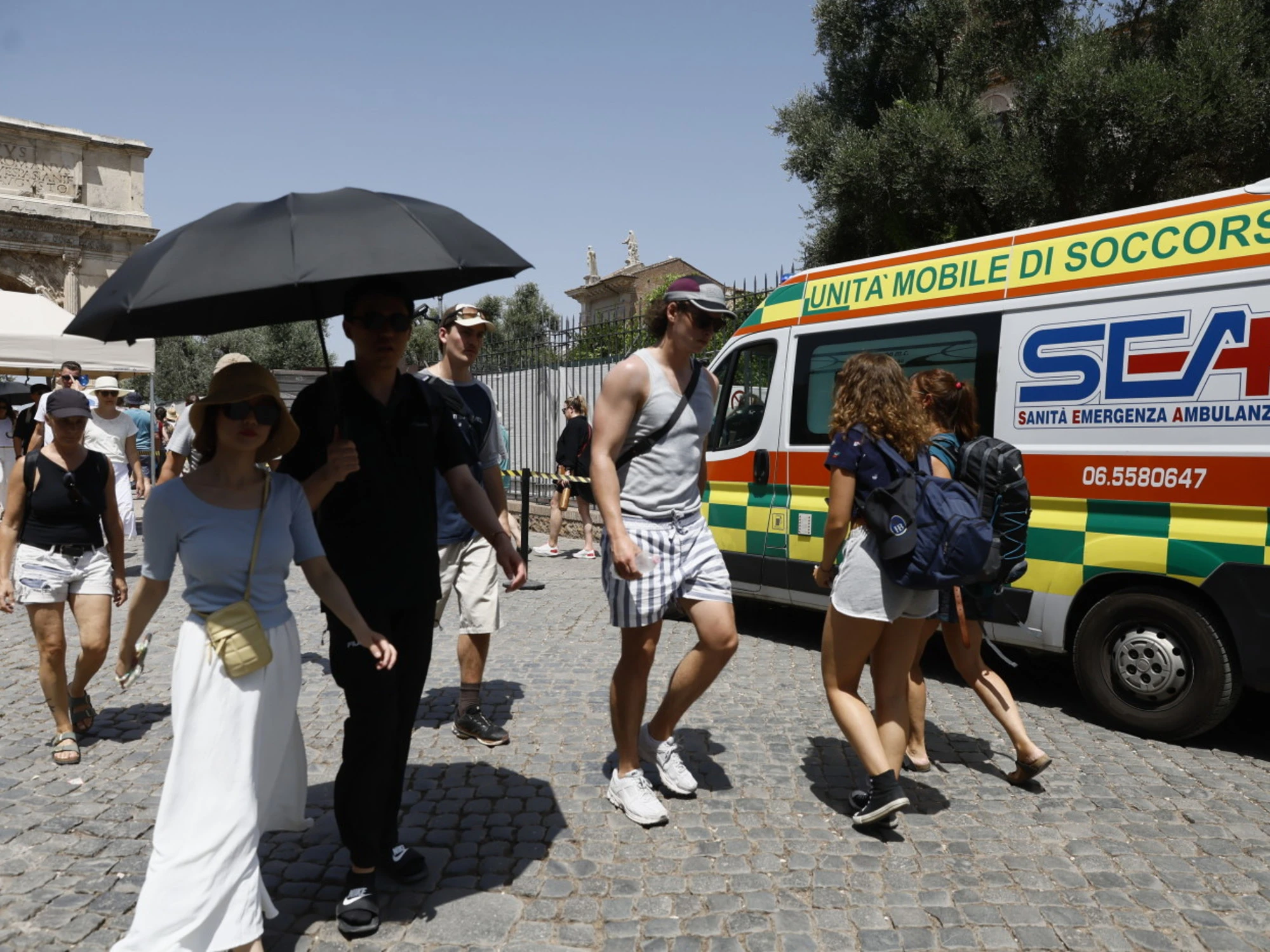 Vicenza, troppo caldo nella buca: operaio in coma