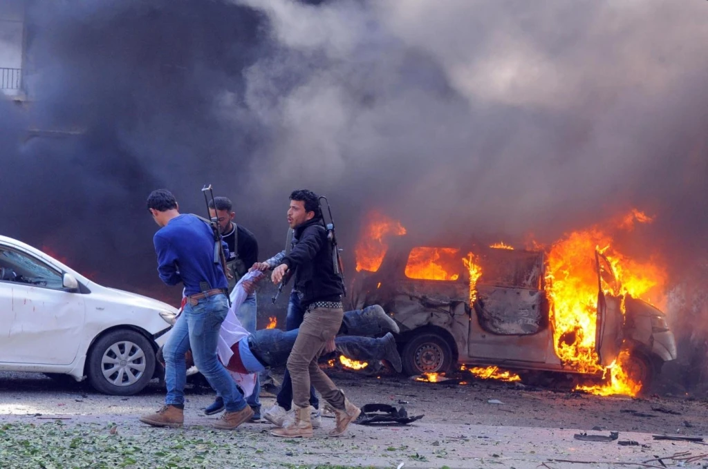 Siria, autobomba a Damasco: 31 morti. Colpi di mortaio sugli uomini di Assad