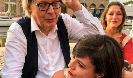 Vittorio Sgarbi e la mora, una foto ambigua e il commento spinto del critico d'arte