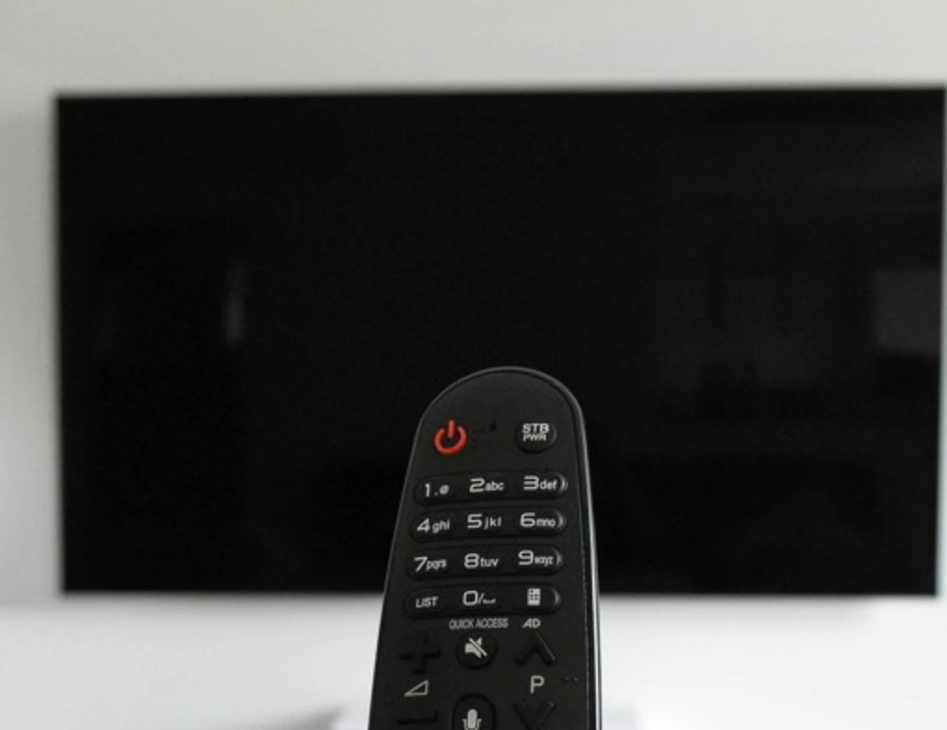La smart tv che registra le tue conversazioni a schermo spento: il noto marchio sotto accusa