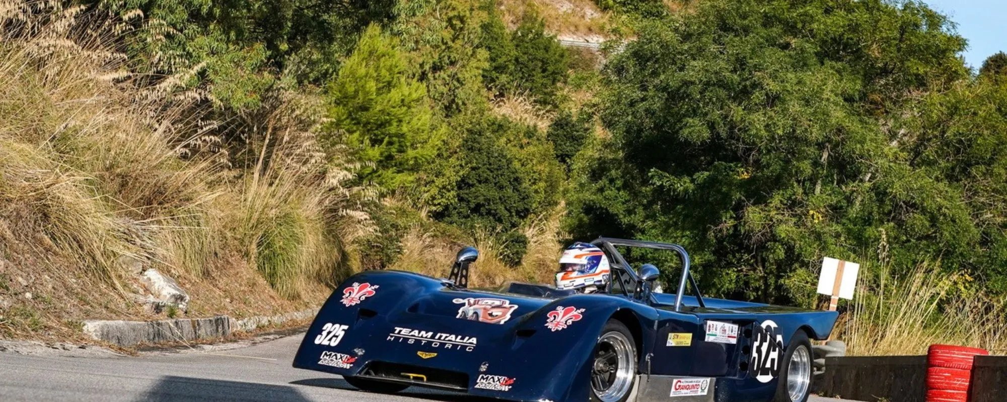 Tragedia al rally, auto sugli spettatori: due morti e piloti feriti, immagini atroci da Trapani