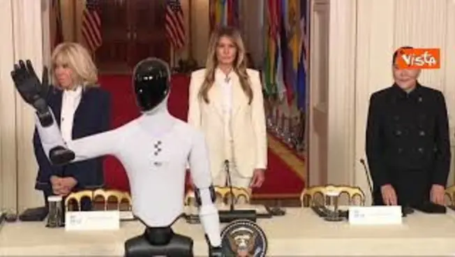 Leggi l'articolo: Melania Trump al vertice tech a Washington sfila con il robot umanoide "Numero 3"