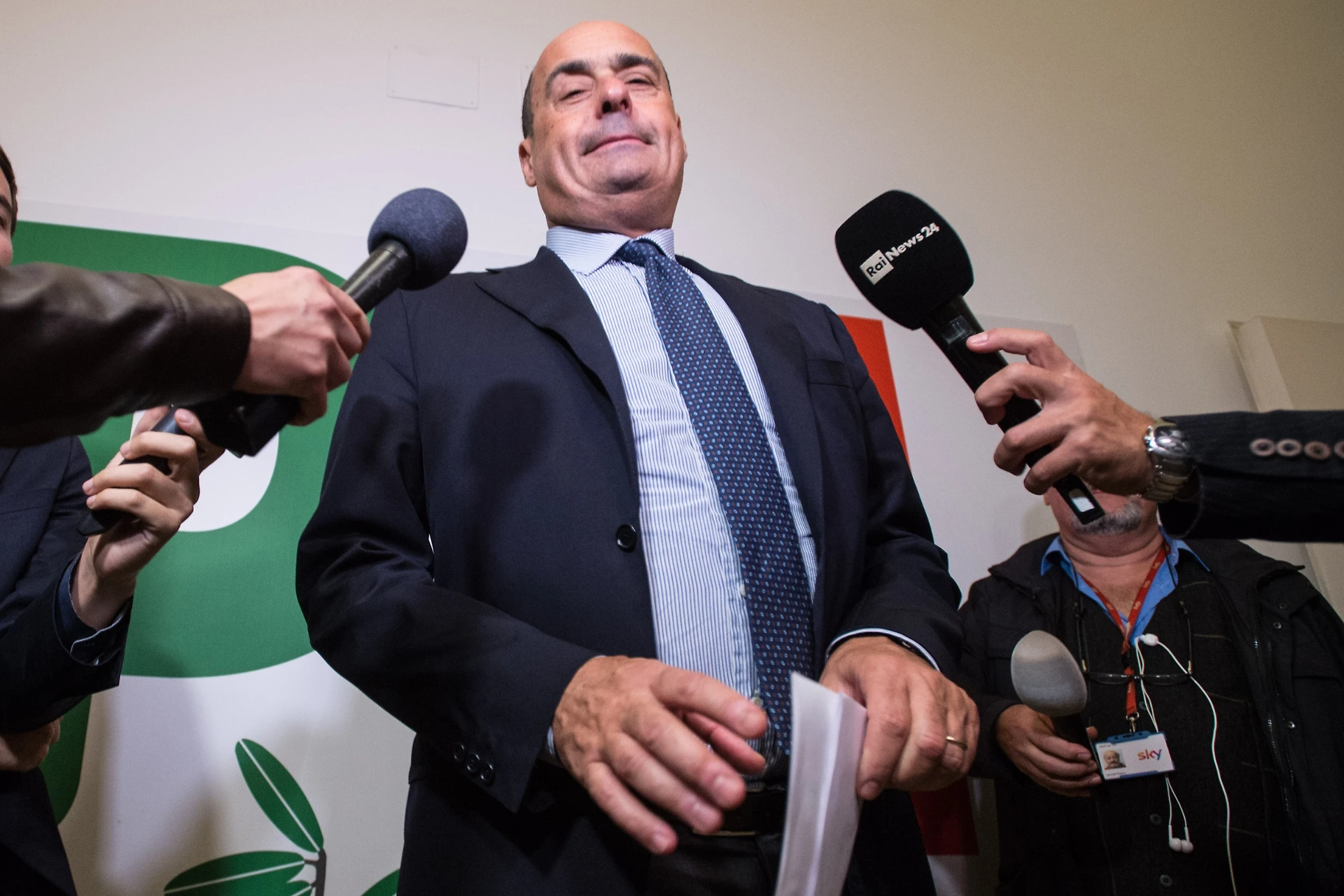 Salvini da Vespa avvisa il Pd: "Prenderanno una botta da ricordare per 50 anni". E Renzi umilia Zingaretti