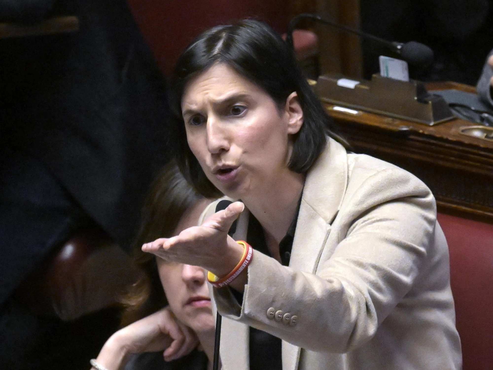 Elly Schlein, sceneggiata e figuraccia in aula: "Via dal bar senza pagare il conto"