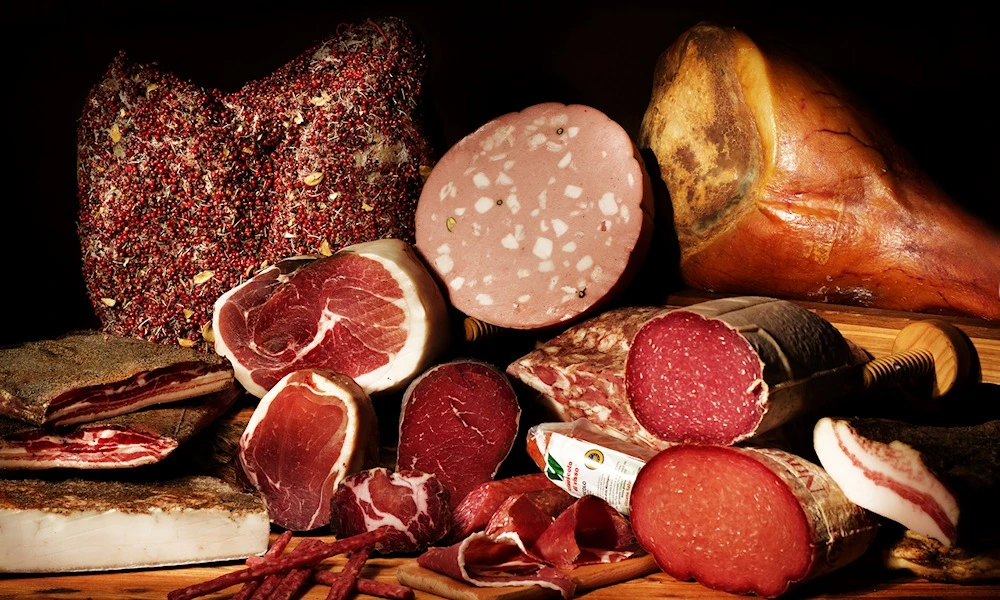 Cancro al seno, ecco i tre alimenti più pericolosi: cosa evitare a tavola