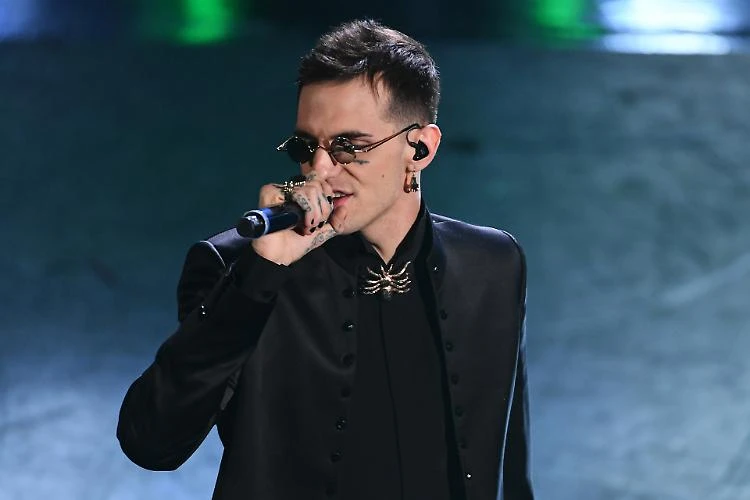 Striscia la Notizia, scandalo-droga a Sanremo: "Inno all'ecstasy. Ma Claudio Baglioni...?"