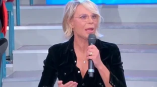 Uomini e Donne, il trono Over fermato da Mediaset: caos registrazioni, il pubblico protesta