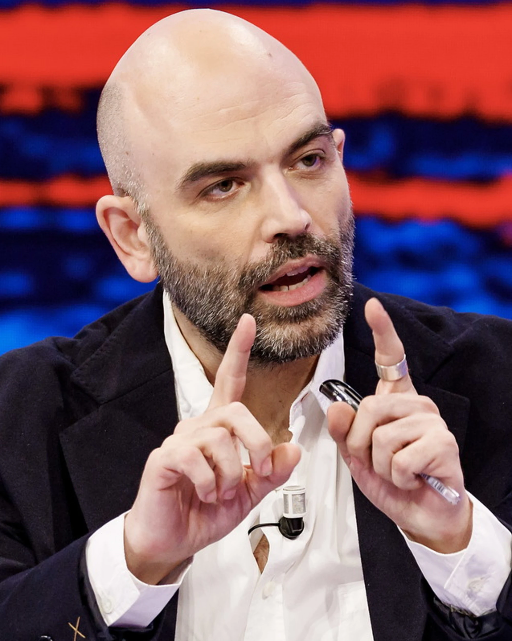 Roberto Saviano-choc: "Stavo per uccidermi. Poi l'attacco di panico e la diarrea"