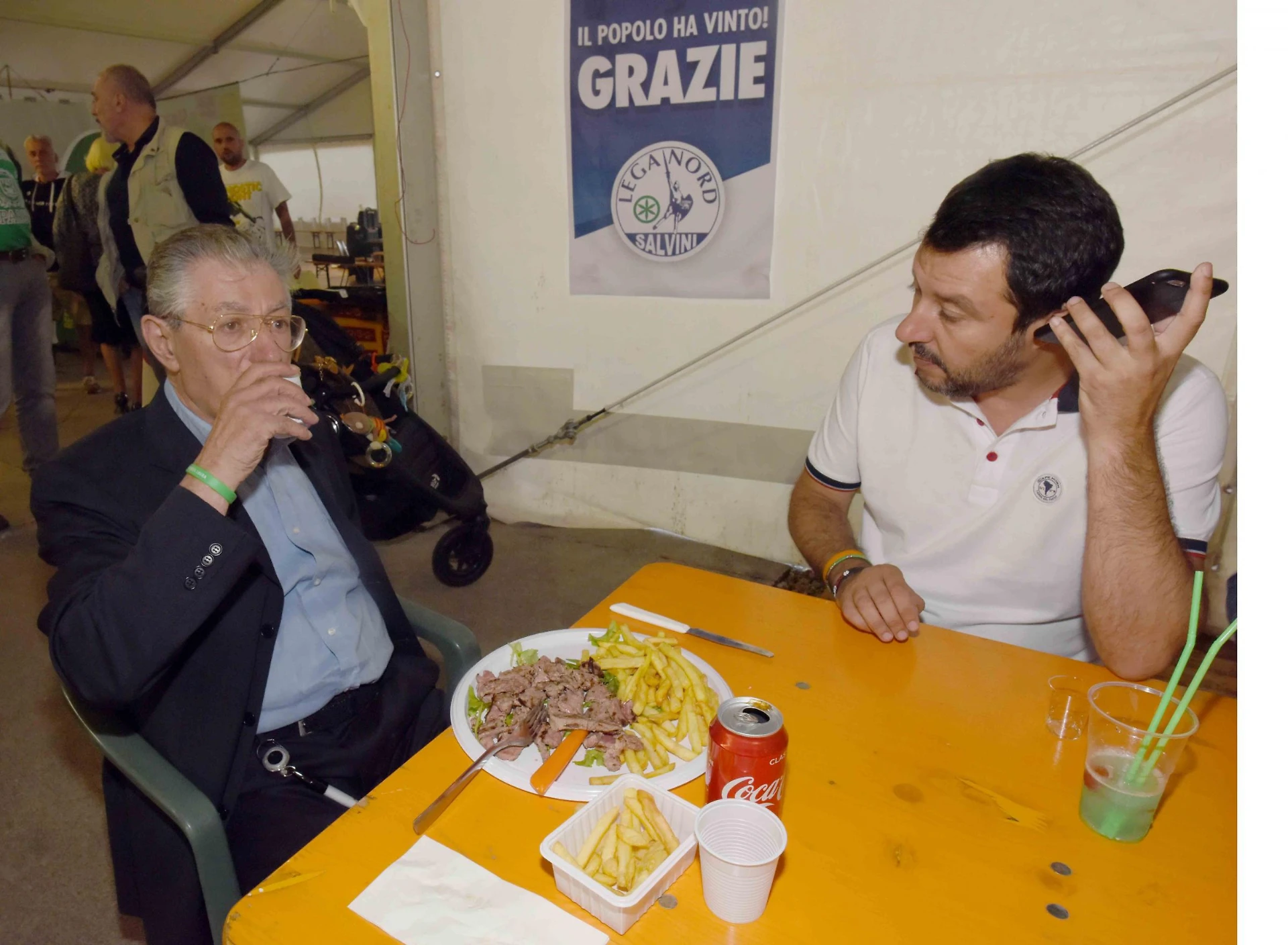 Umberto Bossi violento contro Matteo Salvini: "Testa di cazzo, togliere Nord una stronzata. Non sarà mai premier"