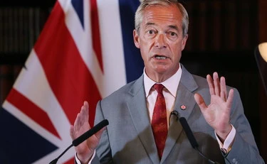 Uragano-Farage: vince e strapazza "Mister Spazzatura"