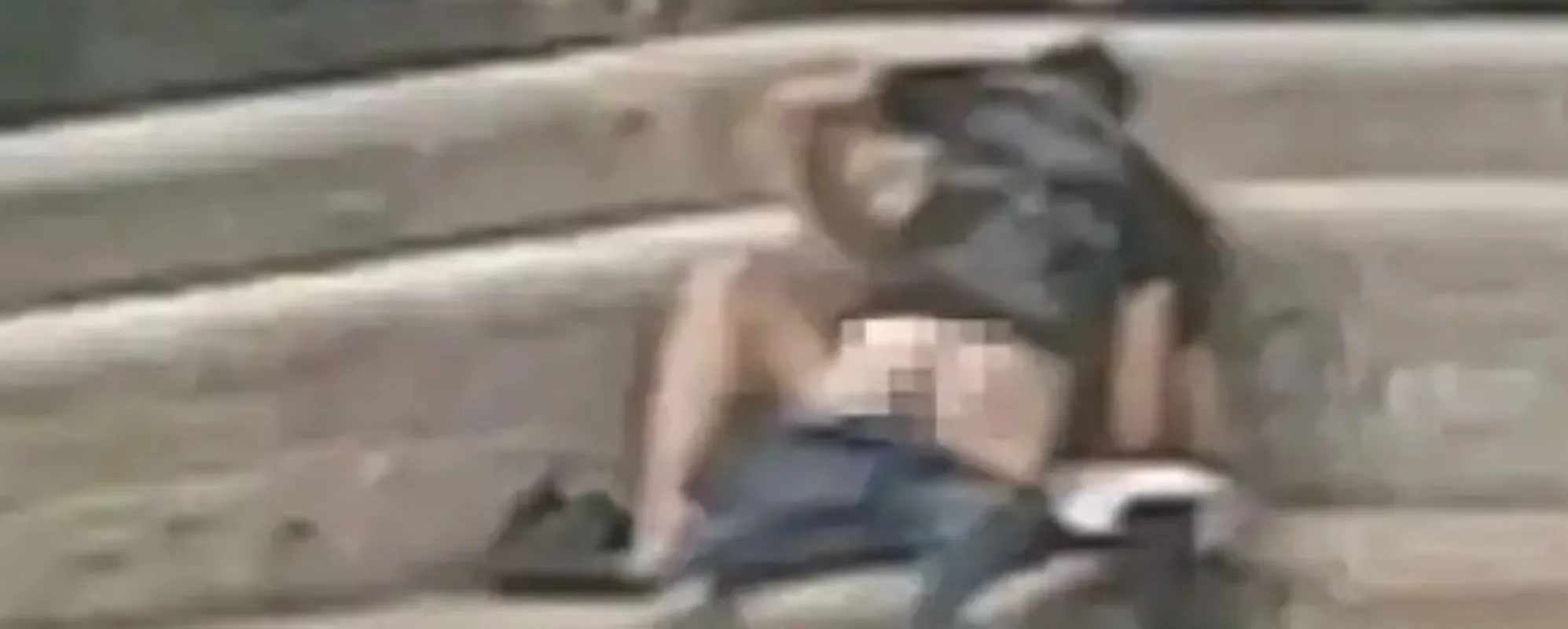 Sesso in pieno centro davanti ai passanti: immagini estreme