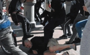 Antifa, l'orrore: pestano a morte i camerati e mostrano le foto