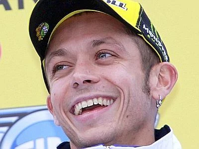MotoGP, Rossi torna a vincere dopo tre anni. Lorenzo corre con frattura