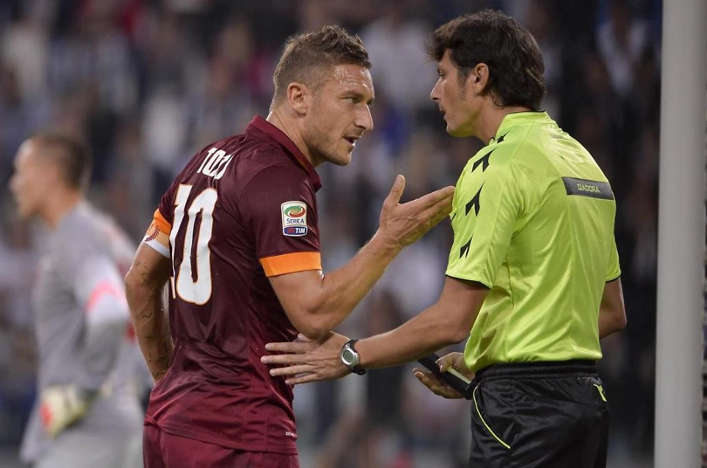 Juve-Roma, Totti al veleno: "La Juve giochi un campionato a parte, ogni anno è così"