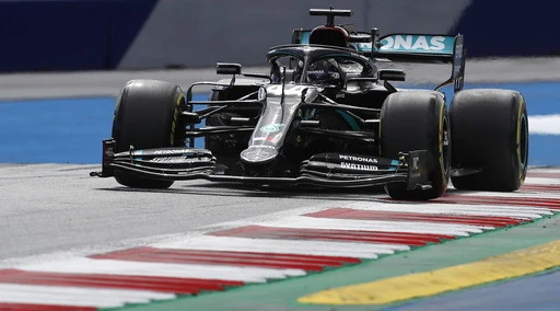 Formula 1, Hamilton raggiunge la sua 90esima pole in Ugheria. Ferrari in terza fila dietro le Racing Point