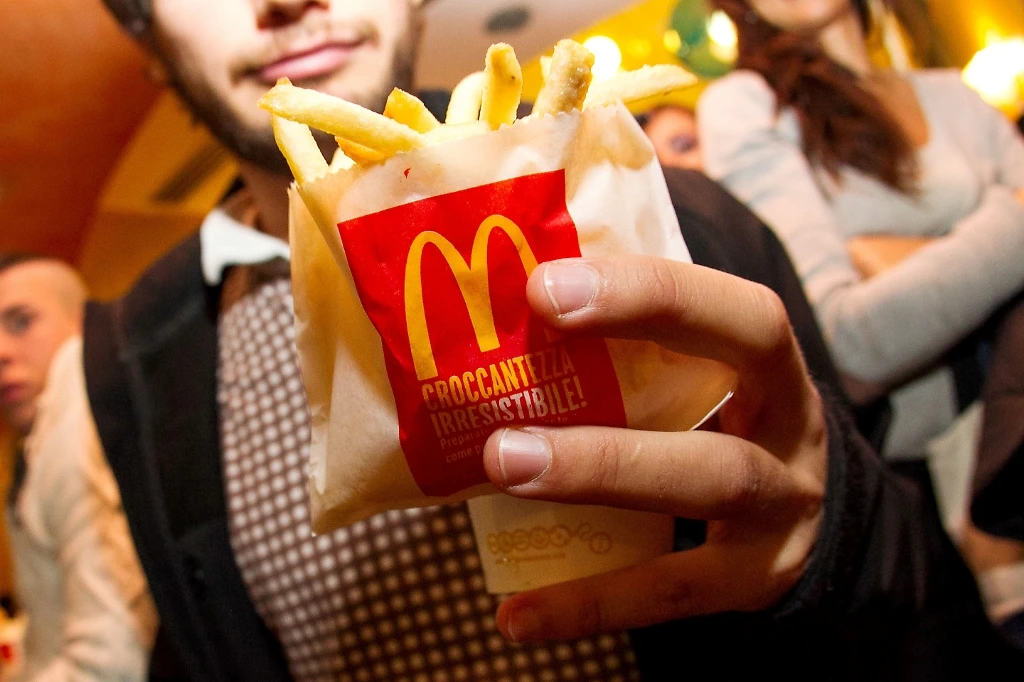 Mosca dichiara guerra al McDonald's: chiudono 4 locali e ispezioni a raffica in tutta la Russia