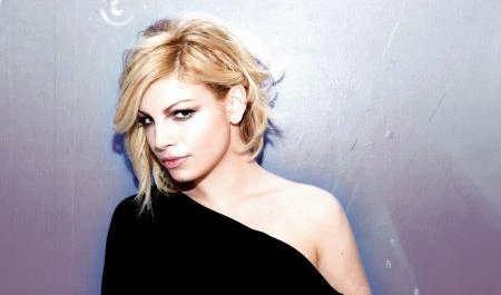 Emma furiosa: brucia i vestiti dell'ex fedifrago