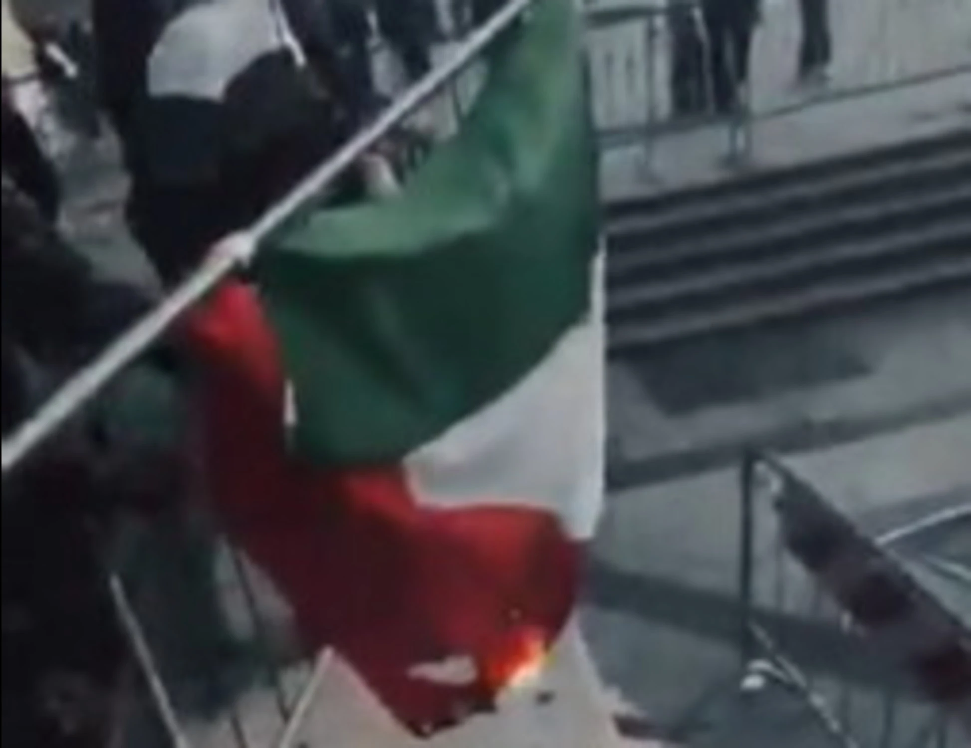 Studenti col tricolore in piazza contro i devastatori