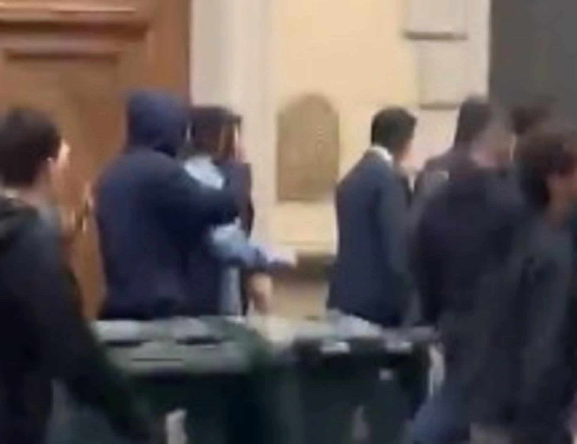 Torino, il coreo anti-Vannacci accerchia un passante: squadrismo rosso, interviene la Digos
