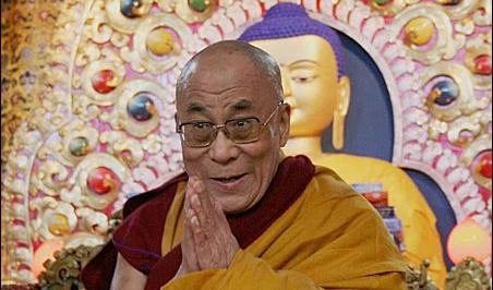 Il Dalai Lama &quot;brucia&quot; Benedetto XVIIn Emilia due giorni prima del papa