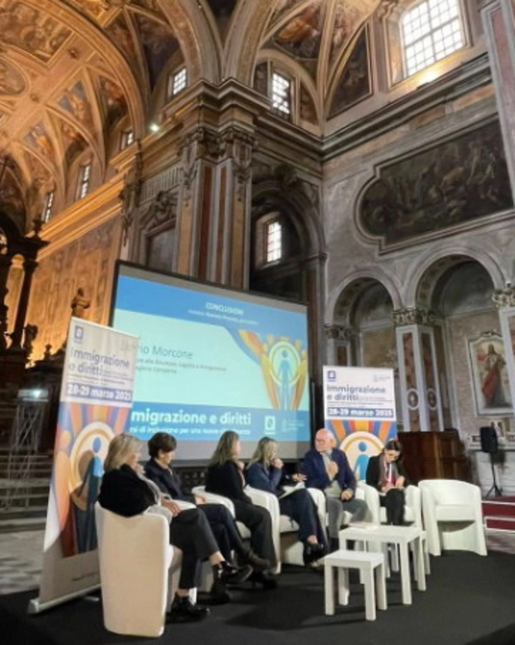 Pd, choc a Napoli: il comizio pro-migranti lo fanno in chiesa