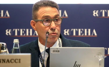 https://media.liberoquotidiano.it/UZ4N_EqGVUDXQ98yb4WcPvoczy62J5DFLJX9hBAtT7g/width:800/quality:90/aW1hZ2VzLzIwMjYvMDkvMDYvMDg0OTE4OTk2LWIyM2JkYjdlLTFlYzQtNDc1Mi05NWYzLTEwMDlhMmRkZTU3ZC5qcGc.webp