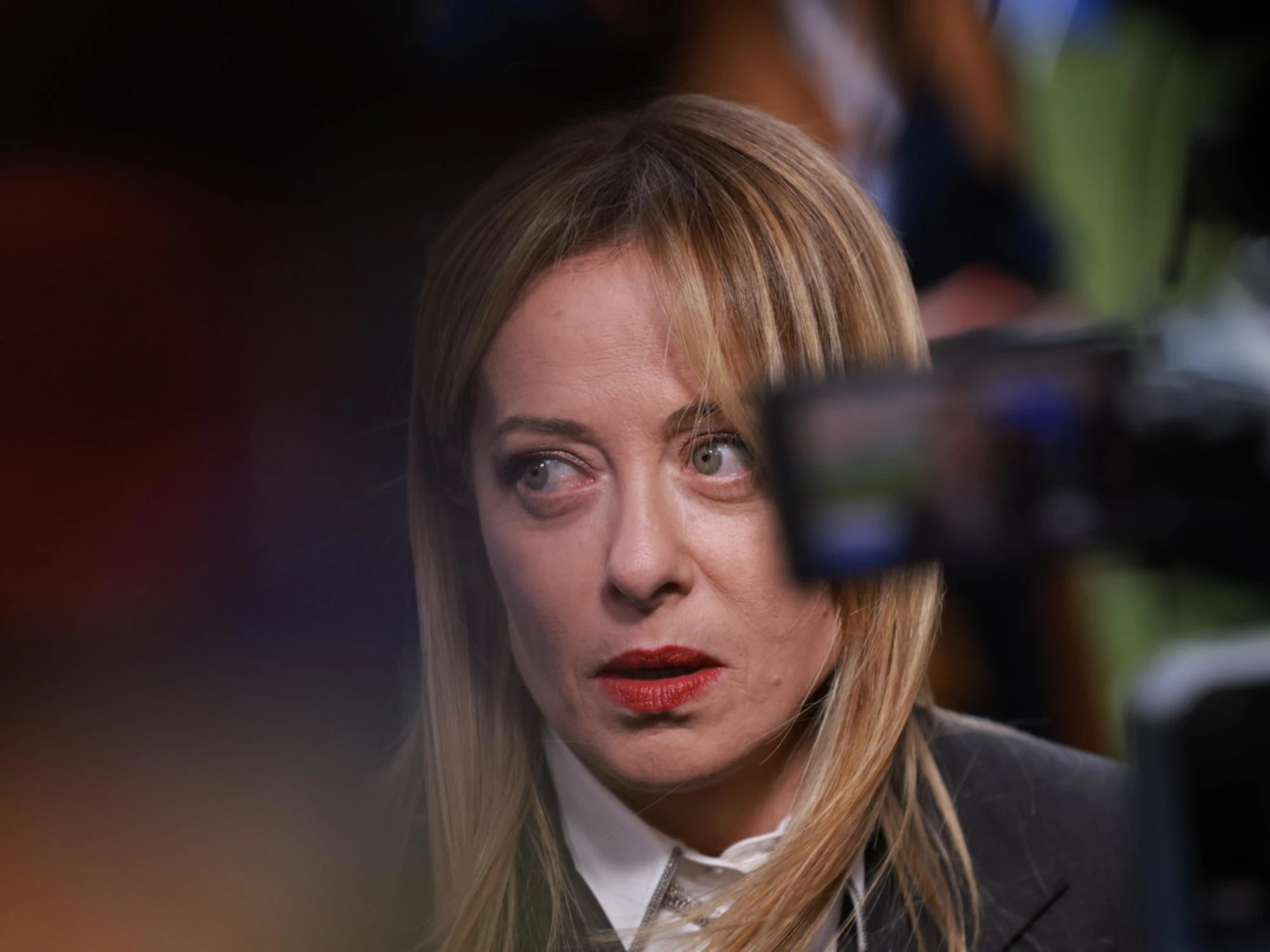 Giorgia Meloni, il manifesto di Extinction Rebellion indigna tutti: la premier col manganello