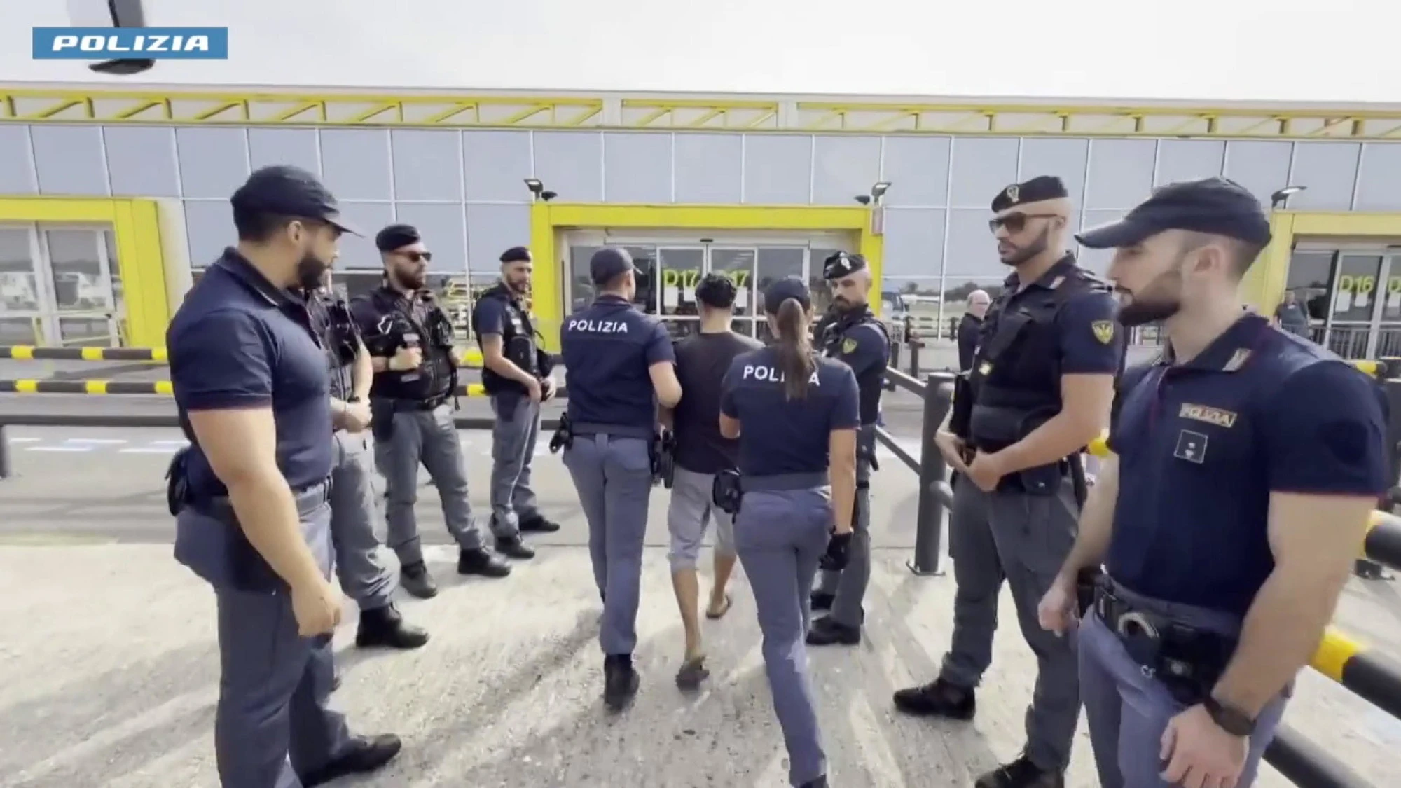 Immigrazione, 23enne egiziano rimpatriato? Ma le toghe dicono no: clamoroso, perché ora può tornare