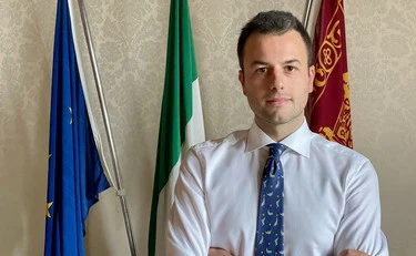Comunali, i risultati in diretta. Venezia, il centrodestra al primo turno. Meloni (e Cacciari) umiliano la sinistra. FdI: "Sogni infranti"