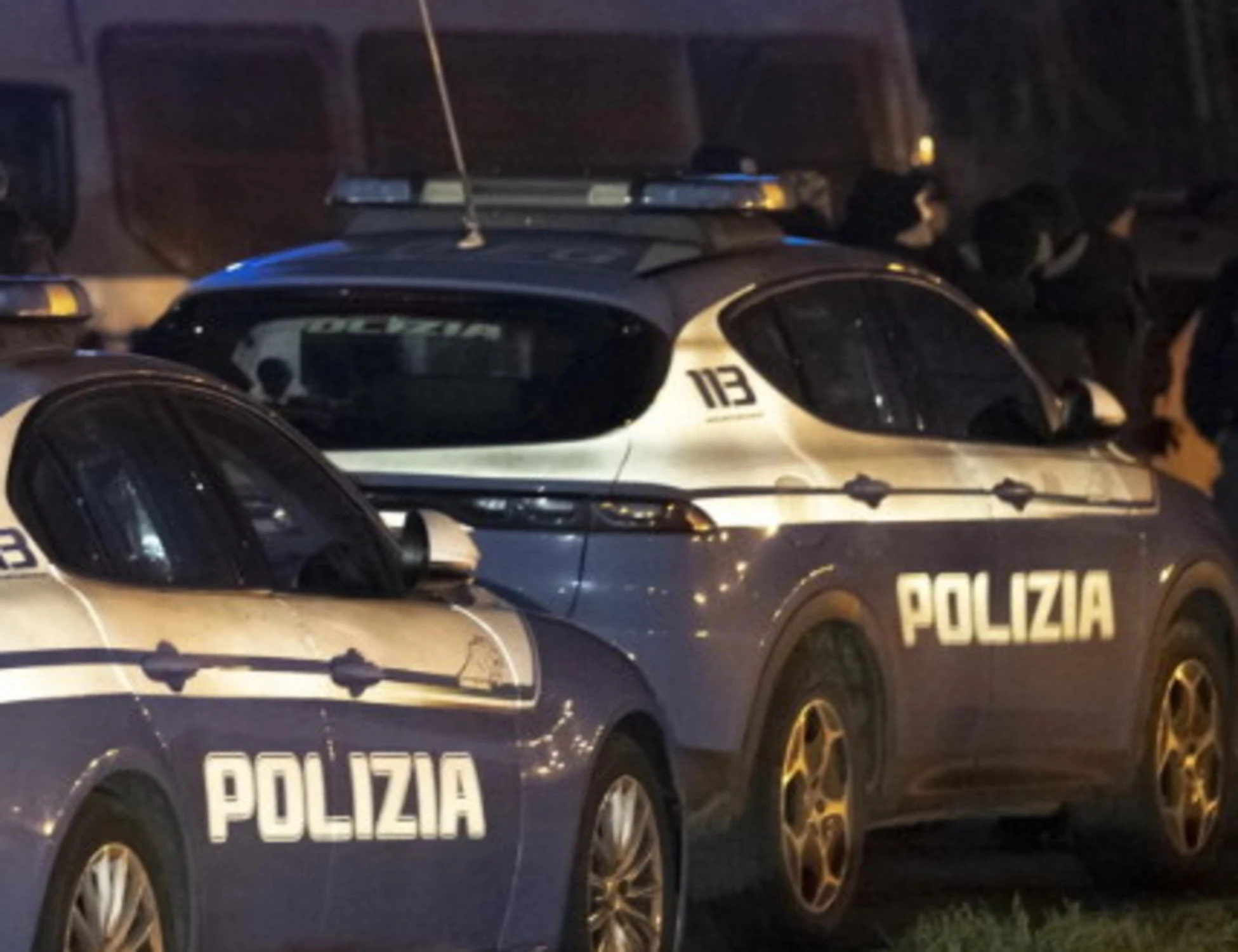 Padova, 35enne senegalese prende a calci e pugni una donna in stazione. Poi aggredisce gli agenti