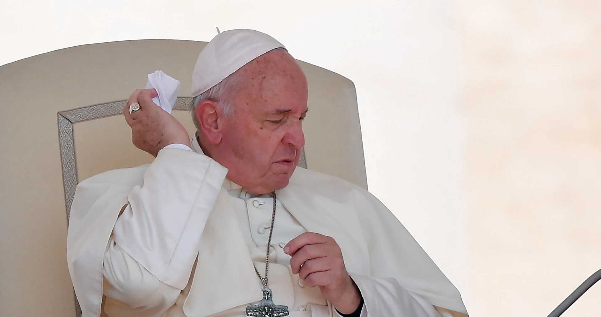 Papa Francesco vittima di una terrificante aggressione verbale: "A calci in cu*** fino ad Avignone"